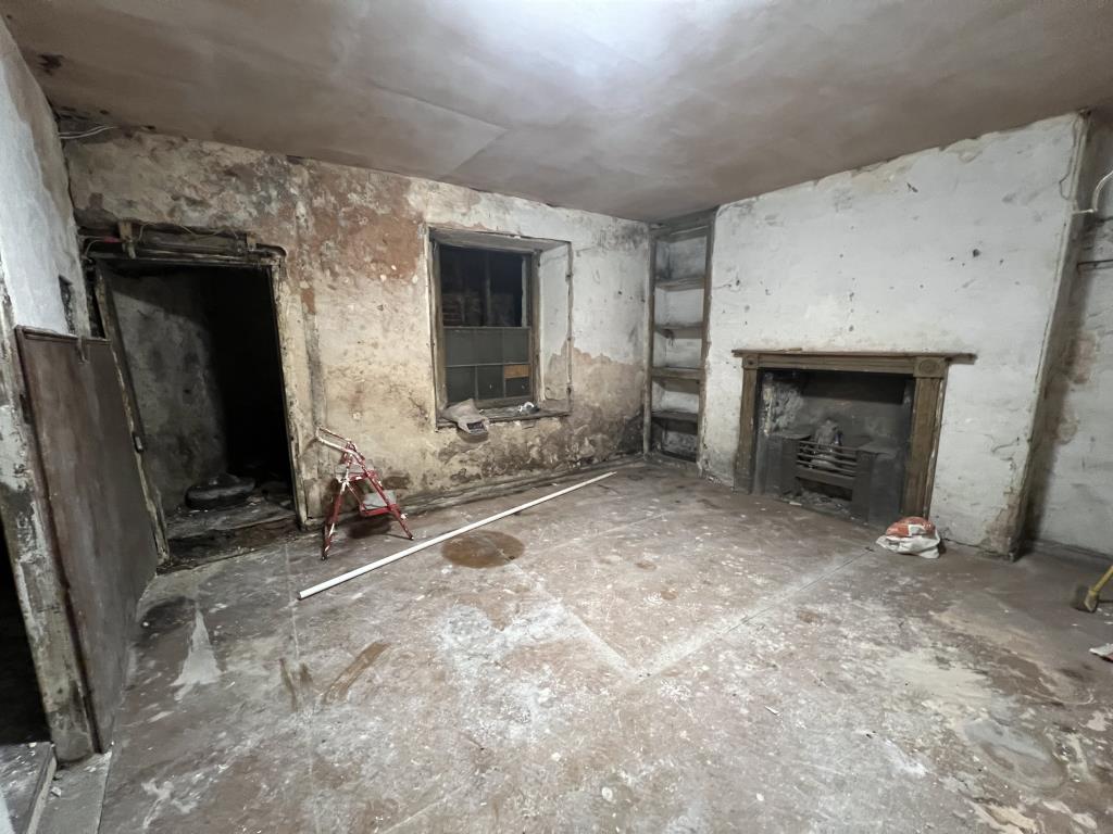 Lot: 130 - COMMERCIAL BUILDING WITH PLANNING FOR TWO FLATS TO THE UPPER FLOORS AND FURTHER POTENTIAL - General view of cellar room below main office